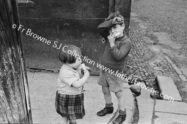 CHILDREN EATING ICES